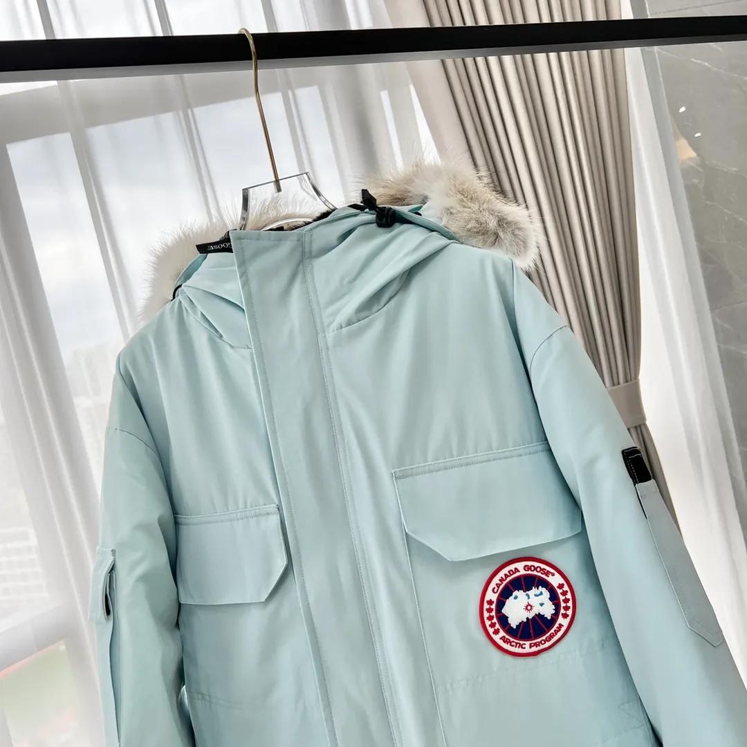 P800 Canada Goose "Canada Goose"🇨🇦 Beichen White / 08 Expedition Parka 4660M Product color: black, off-white, red, sand pink, sky blue, graphite gray, Beichen white, navy blue, sky blue, gray camouflage gray black label Product size: XS, S, M, L, XL, XXL The Expedition was originally a parka designed for scientists at the McMurdo Research Station in Antarctica. Whether your next journey takes you into the frozen urban jungle or across uncharted ice fields, wear Canada Goose's Expedition Parka and get proven results year after year in Antarctica by the National Science Foundation's Center for Polar Research.  Material list: 1⃣ Uses Y-shaped Velcro imported from Taiwan (exclusive in the market) 2⃣ Uses 18-count polyester-cotton blended fabric imported from South Korea (authentic synchronized fabric) 3⃣ National standard 80% white duck down, (zp uses 80% white duck down/90% of all boasts are fake) 4⃣ Western Canadian coyote hair (non-market dyed fox hair filled with wolf hair) Material analysis characteristics: 1⃣ The original/polyester-cotton fabric has a high polyester fiber content, and the polyester-cotton fabric has high heat and light resistance and good stability. It has bright colors, high fiber strength, durability, light resistance, heat resistance, and straightness. 2⃣ As we all know, the original version uses 80% white duck down. The fill power refers to the cubic inches of volume occupied by each ounce (30 grams) of down under certain conditions. If one ounce of down occupies 500 cubic inches, the fill power of the down is 500. So we can simply understand it as: fill power is the volume of down, and the volume of down is fill power. The higher the fill power of down, it means that under the same filling amount, down can fix a larger volume of air layer to keep warm and insulate, so the warmth retention of down is better. 3⃣ Western Canadian coyote hair, "large range of selected neck hair" is soft and fluffy, each wolf hair is 60-63 long / 14-16 wide at the peak, this width + preferred parts. It is basically unmatched by the same industry
